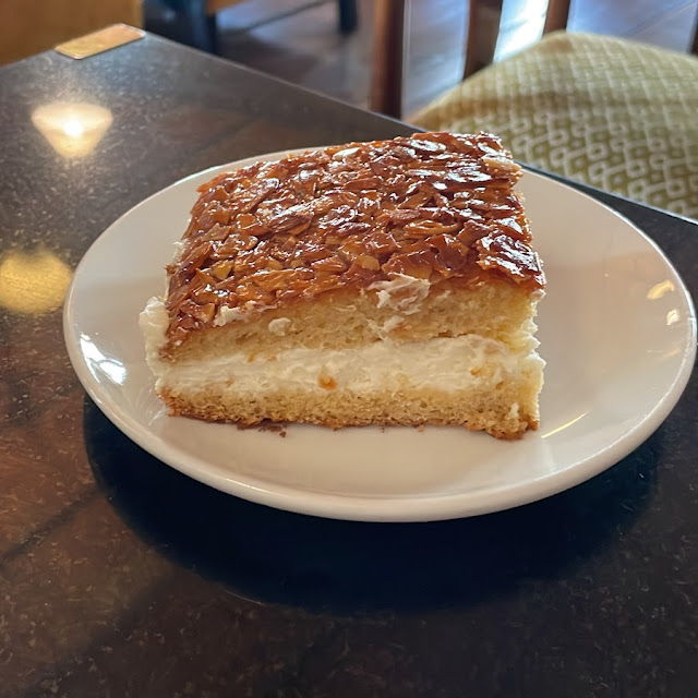 Turkish-German Bookstore and Cafe thumb 5